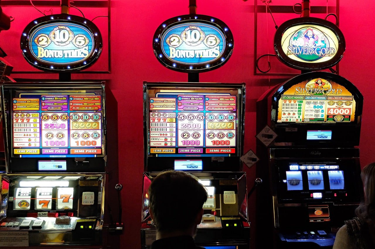 Pemain menikmati kasino live JOS777 Slot di perangkat mobile dengan antarmuka yang responsif dan nyaman